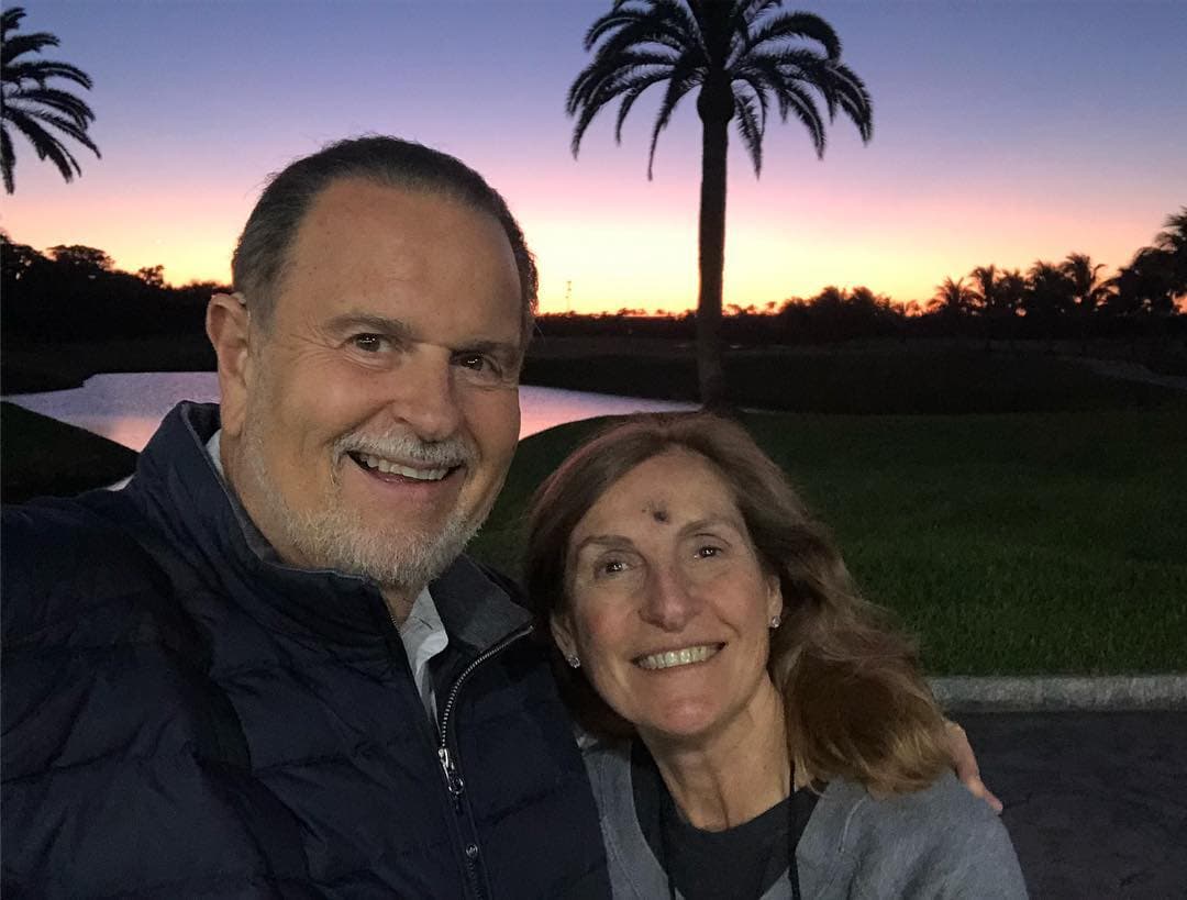 Luego de tres años de relación, Raúl sorprendió a Millie con el anillo de compromiso. "Un día en su apartamento me dio una cajita y la abro y ahí estaba el anillo, me eché a llorar", comentó la esposa de El Gordo.