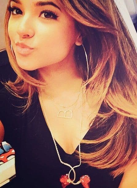 Los besos de Becky G son tan 'sweet' que nos alegran el día.