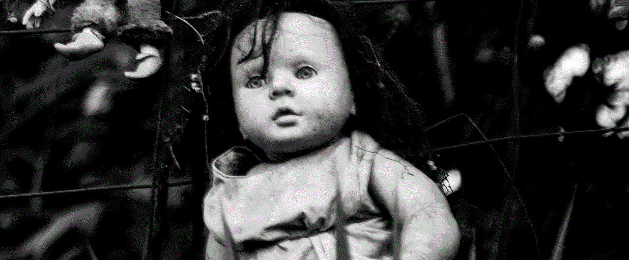 Santana aseguraba escuchar lamentos y ruidos sobrenaturales todo el tiempo, por lo que para intentar calmar el espíritu de la niña, comenzó a recolectar muñecas en la ciudad, colgándolas por varios lados de la isla y así también protegerse. Esto ocurrió así durante 50 años...