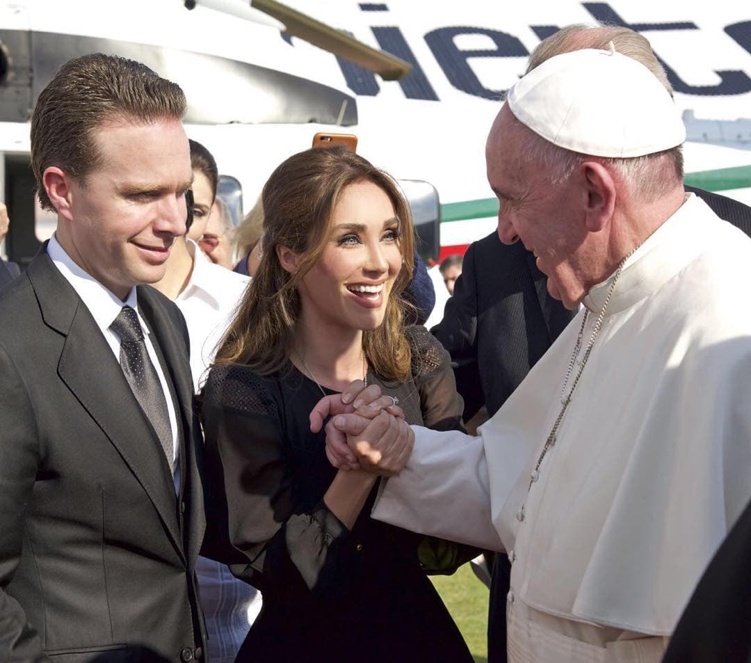 Anahí compartió en redes sociales la gran emoción que vivió al poder recibir al Papa Francisco en Chiapas, en su papel de primera dama de dicho estado, junto a su esposo Manuel Velasco Coello.