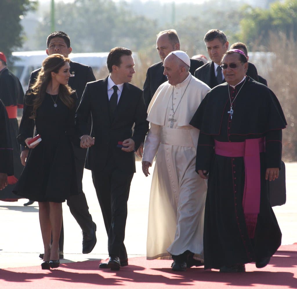 Anahí cumplió con el protocolo al optar por un vestido negro sin ningún estampado y peinado y maquillaje discretos.