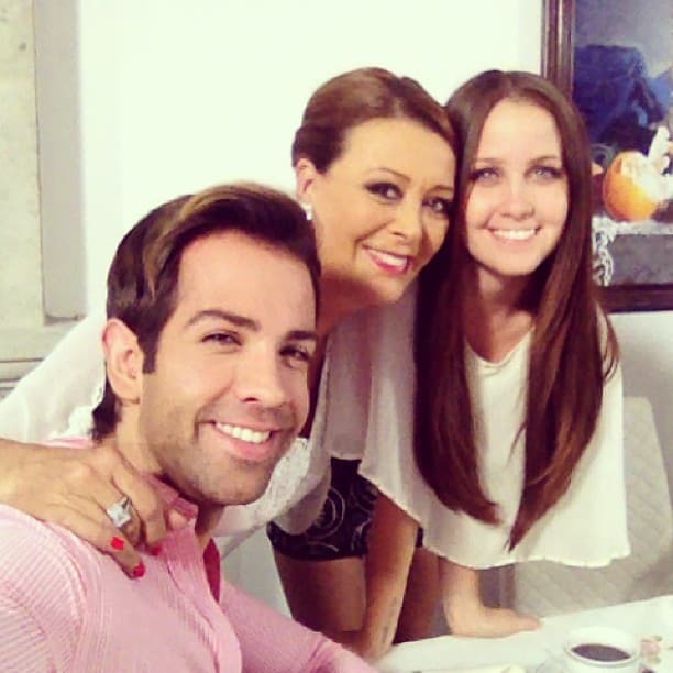 Al parecer 'Qué pobres tan ricos' estaba lleno de familiares incómodos, pues ahí la matriarca de los 'Ruizpalacios', 'Ana Sofía' (
<b><a href="http://www.univision.com/temas/sylvia-pasquel">Sylvia Pasquel</a></b>) era la mamá y la suegra más chismosa e insoportable de todos los tiempos.