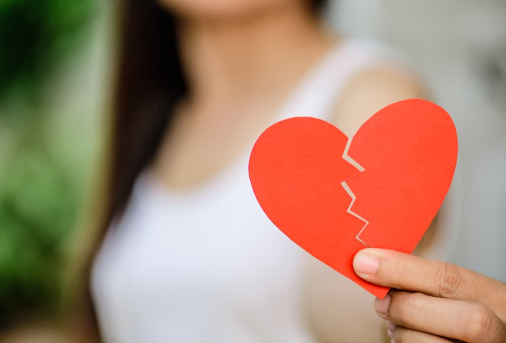 <b><u>Leo en el mes de Libra: oposición de tu regente, el Sol, el 25 de septiembre, conjunción con la Luna el 9 de octubre.</u></b>
<br>Estás entrando en un mes cuya energía cósmica es muy compatible contigo ya que se trata de un signo de aire y tú eres de fuego, entras en un tono intenso en tu vida sentimental. Si descubres que una relación reciente no te conviene y decides retirarte a tiempo, no esperes más. Escucha tu intuición y si es ese tu sentir no dilates la decisión y sigue los dictados de tu conciencia antes de envolverte más en una cuestión amorosa que no ves claramente. 
<br>