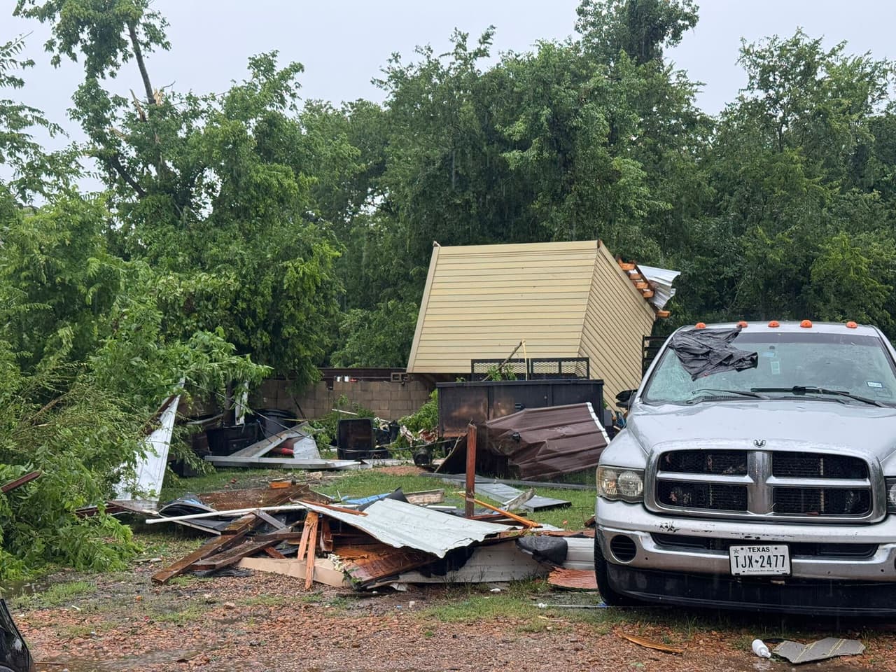 "
<b>Al menos 10 viviendas se vieron afectadas</b>", informó McDougal. "A dos les arrebató el techo".