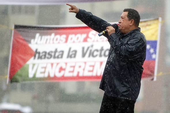 La conocida avenida Bolívar, donde el pasado domingo el aspirante opositor presidencial, Henrique Capriles, también encabezó un acto de campaña masivo, sirvió de escenario para la concentración oficialista, que desde tempranas horas concitó a decenas de miles de seguidores que se movilizaron en metro, autobuses, motos o a pie.