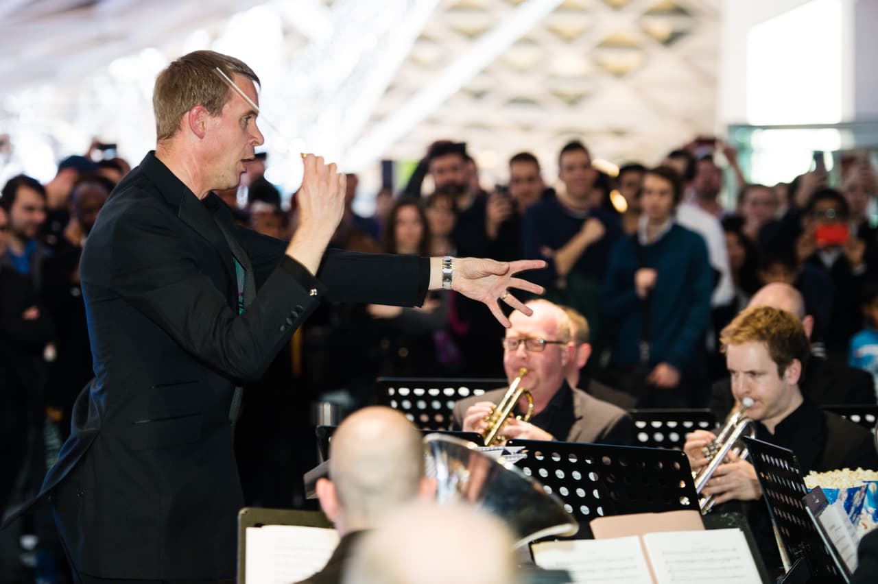 Nada mejor para escuchar antes de disfrutar la premier.