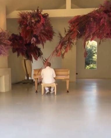 Mientras que el músico compartió en su cuenta de Snapchat un clip del momento romántico con en el que sorprendió a Kim con una serenata de piano en su propia casa.