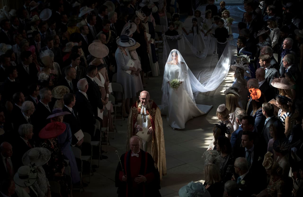 Una de las imágenes más espectaculares de la boda, cuando la luz del sol se filtra por las vidrieras de la capilla e ilumina el rostro de Meghan Markle en su recta final hacia el altar, un tramo que recorrió en solitario.