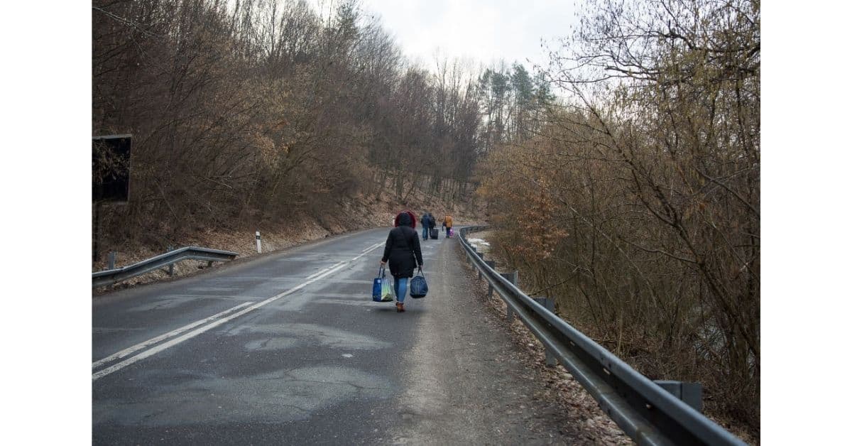 mujer caminando con maletas