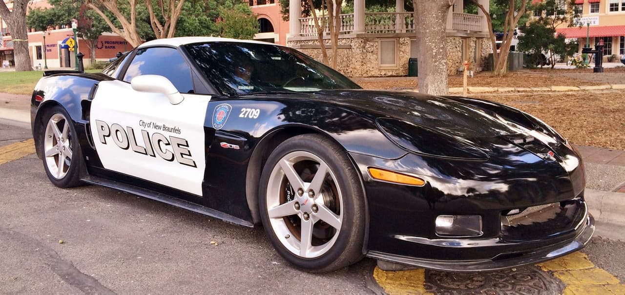 Auto decomisado a 'narcos' en Texas, ahora es patrulla de policía