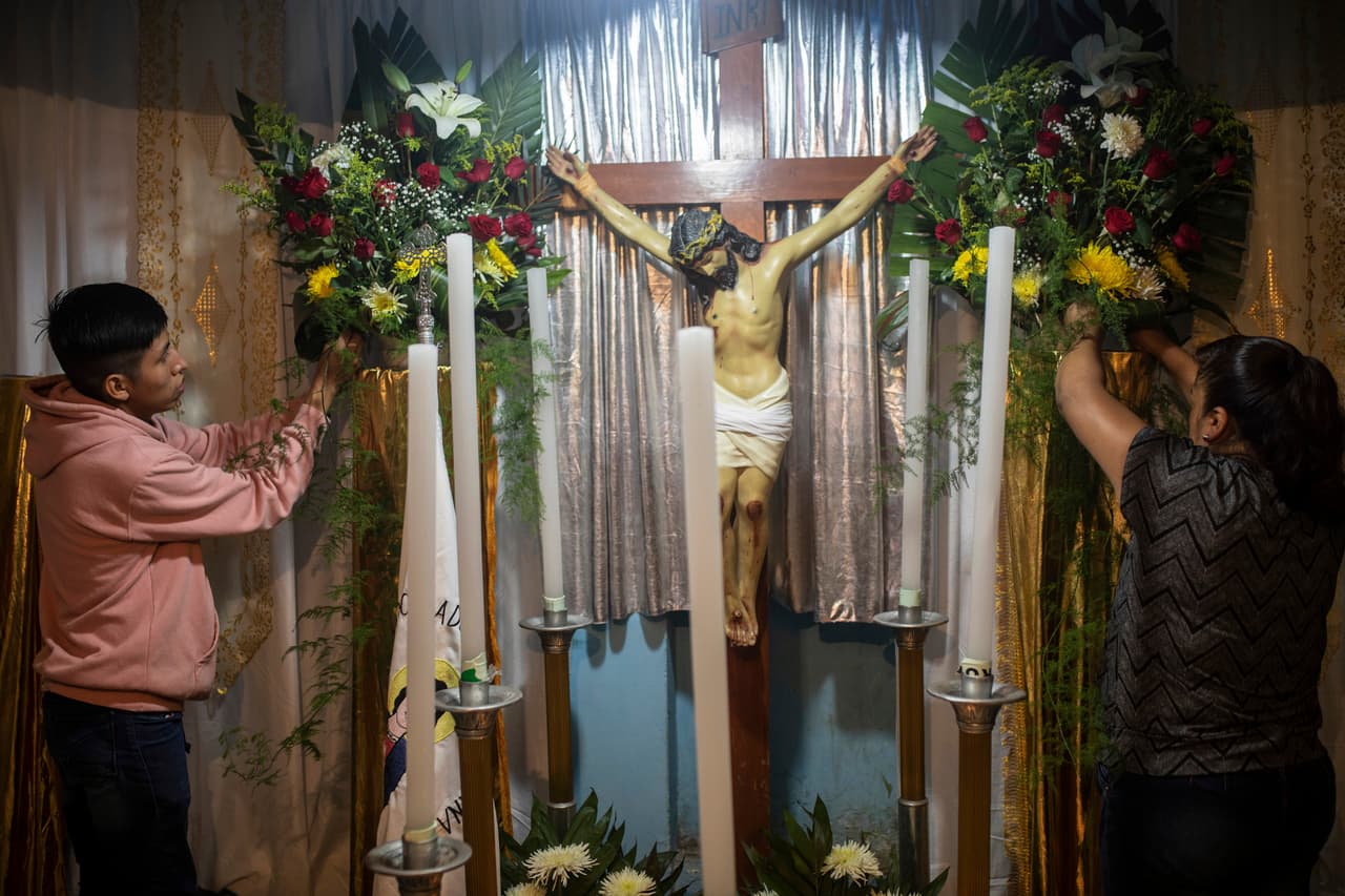 Familiares de tres jóvenes mexicanos, que estaban entre un grupo de migrantes fallecidos a causa del calor, preparan un altar antes de la llegada de los féretros.