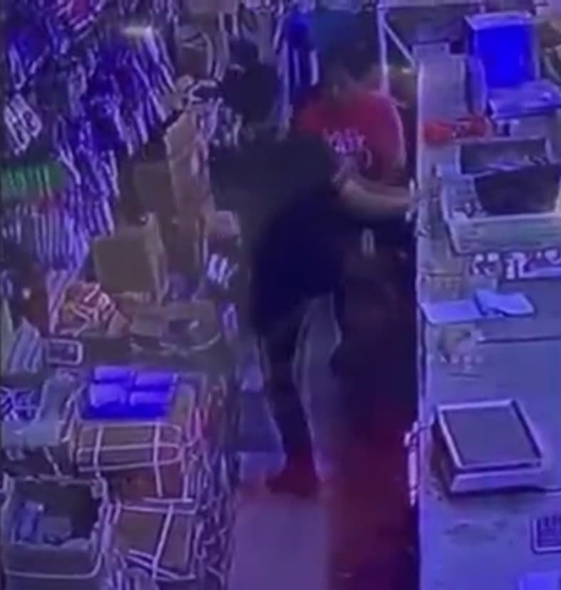 En las grabaciones de seguridad del local de República Dominicana, se pudo ver cómo la madre de tres hijos -de 12, 9 y 3 años- 
<b>se enredó en una discusión con su jefe, de nacionalidad china, quien comienzó a patearla. </b>
<br>