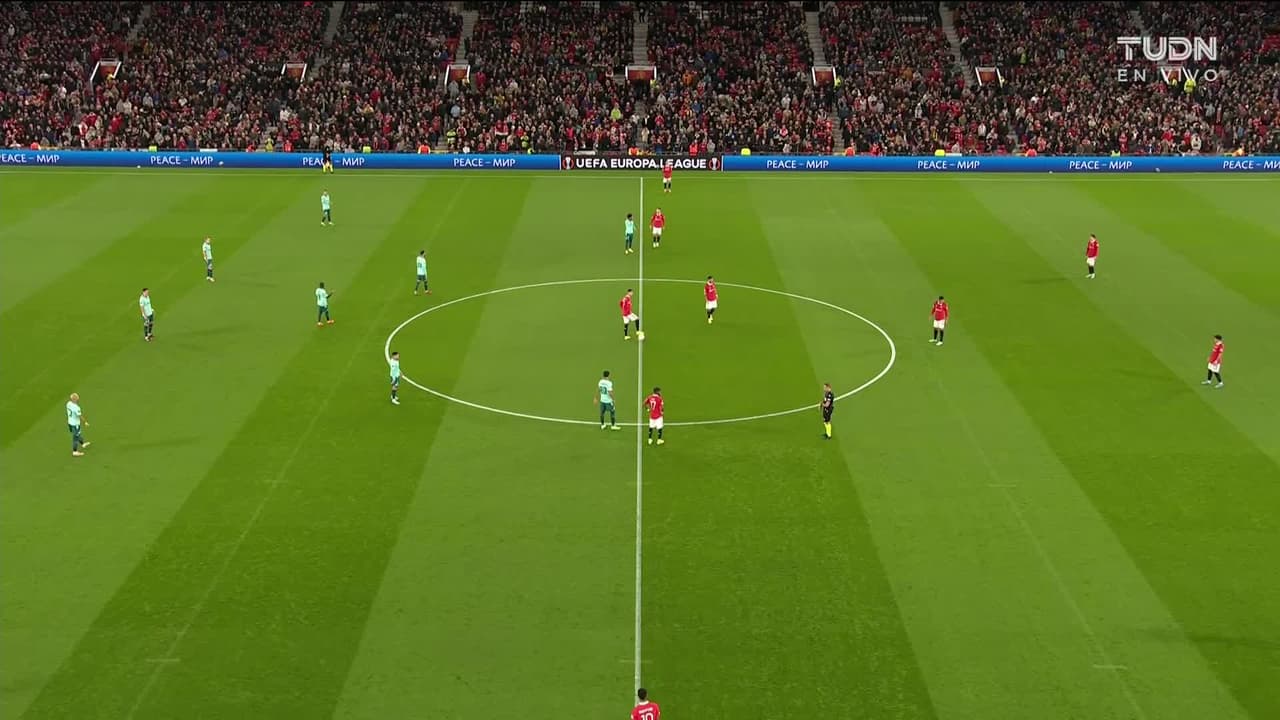 Arranca el partido y la pelota está en juego.