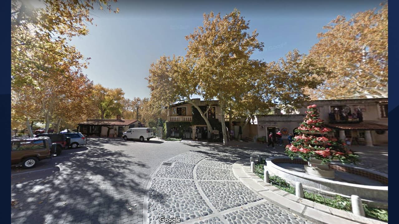 “Muchas veces la gente piensa que Tlaquepaque era una misión, un monasterio de los 1800 o 1900… cuando en realidad fue Abe Miller un empresario de Nevada quien, durante un viaje a México, se enamoró de Tlaquepaque, en las afueras de Guadalajara, y decidió́ recrear la magia y el alma de ese pueblo mágico en esta hermosa área de Sedona”, dijo Wendy Lippman, gerente general de 
<i><a href="http://tlaq.com" target="_blank">Tlaquepaque Arts and Crafts Village</a></i>, durante una entrevista con Univision Arizona.