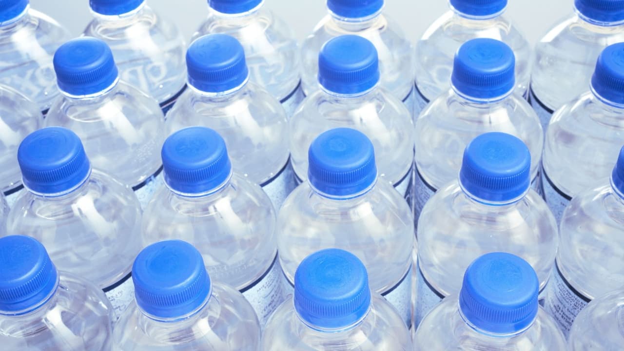 <b>Reserva agua potable fresca y hielo:</b> Congela recipientes de plástico llenos de agua para hacer bloques de hielo que se pueden colocar en su refrigerador / congelador durante un apagón para evitar que los alimentos se echen a perder.