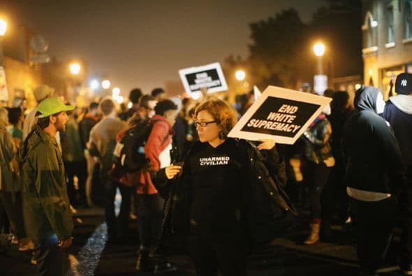 Cientos de personas realizaron este lunes una nueva jornada de protestas en la localidad de Ferguson, Missouri, donde los ciudadanos se manifestaron contra la violencia policial.