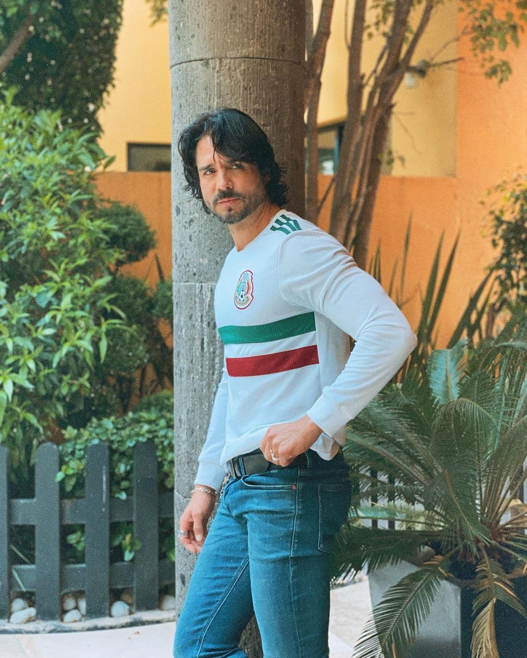 Previo a las fotos, el actor se había declarado soltero y hasta el momento, ni él ni la modelo han confirmado su noviazgo.