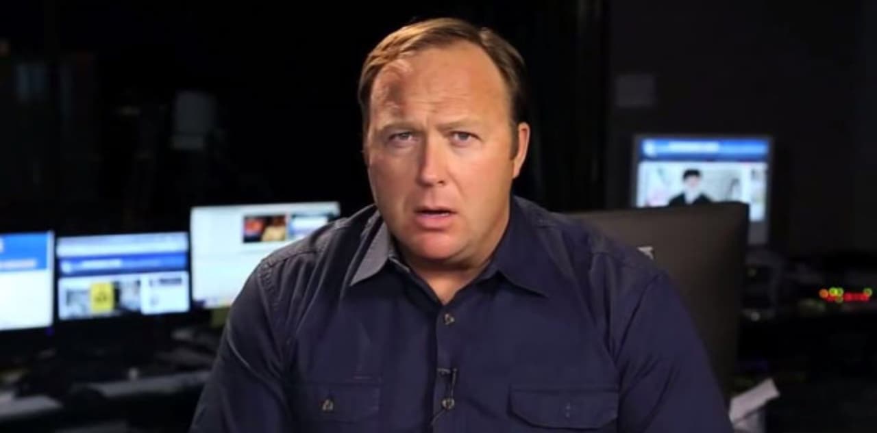 Alex Jones, el 'rey de las teorías conspirativas' que salió de la oscuridad de internet para impulsar a Trump a la presidencia