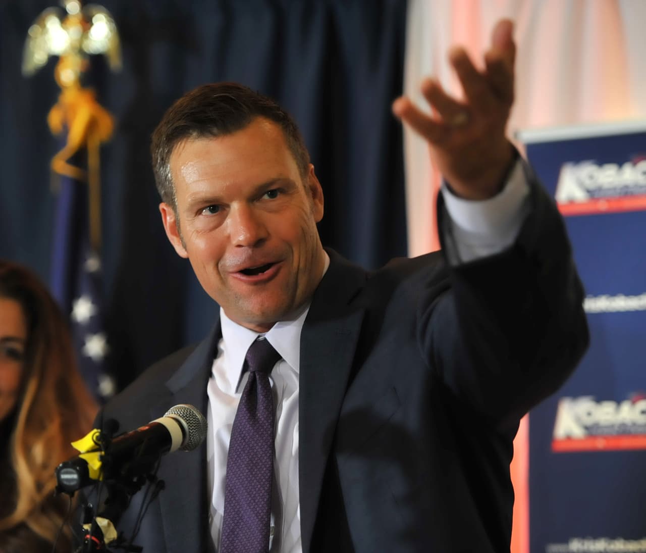 Kris Kobach, aliado incondicional de Trump, pierde la primaria republicana en Kansas, que elige a un moderado