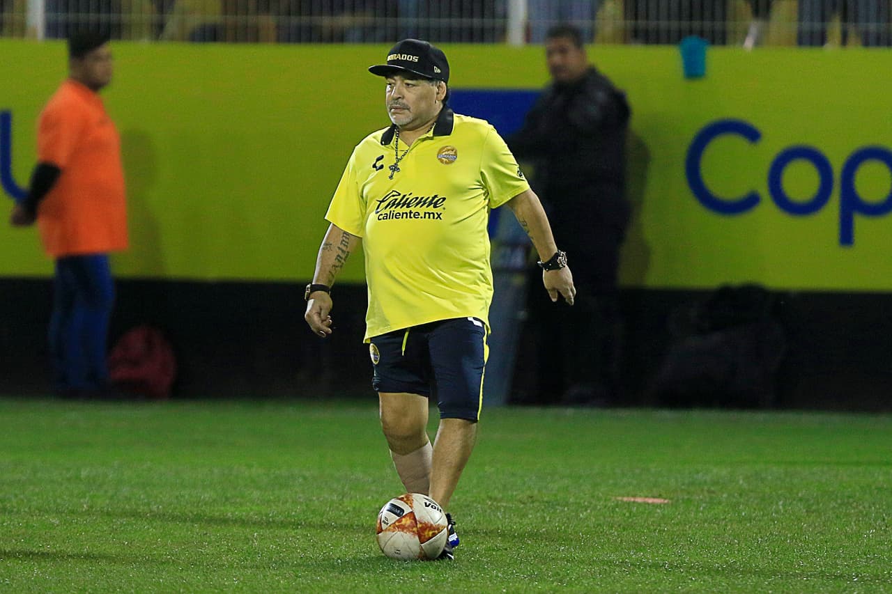 Las cosas no son sencillas ya que Maradona aún no se ha reportado a dirigir la pretemporada ya que extendió sus vacaciones en Argentina.