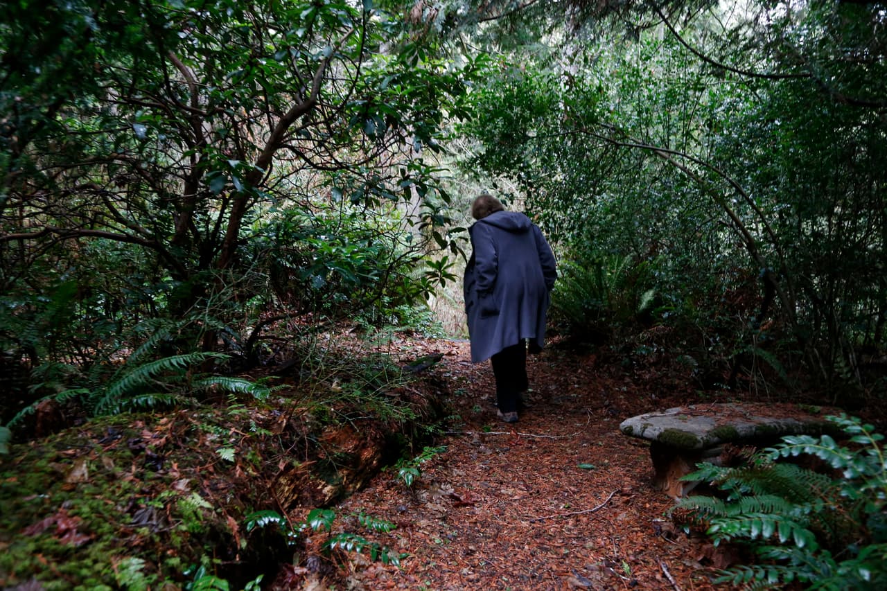 La psicóloga Hilarie Cash camina por un sendero de la hacienda donde se realiza el programa reSTART Life. Desconectarse de la tecnología y disfrutar de espacios abiertos es parte del proceso de rehabilitación de los adictos.
