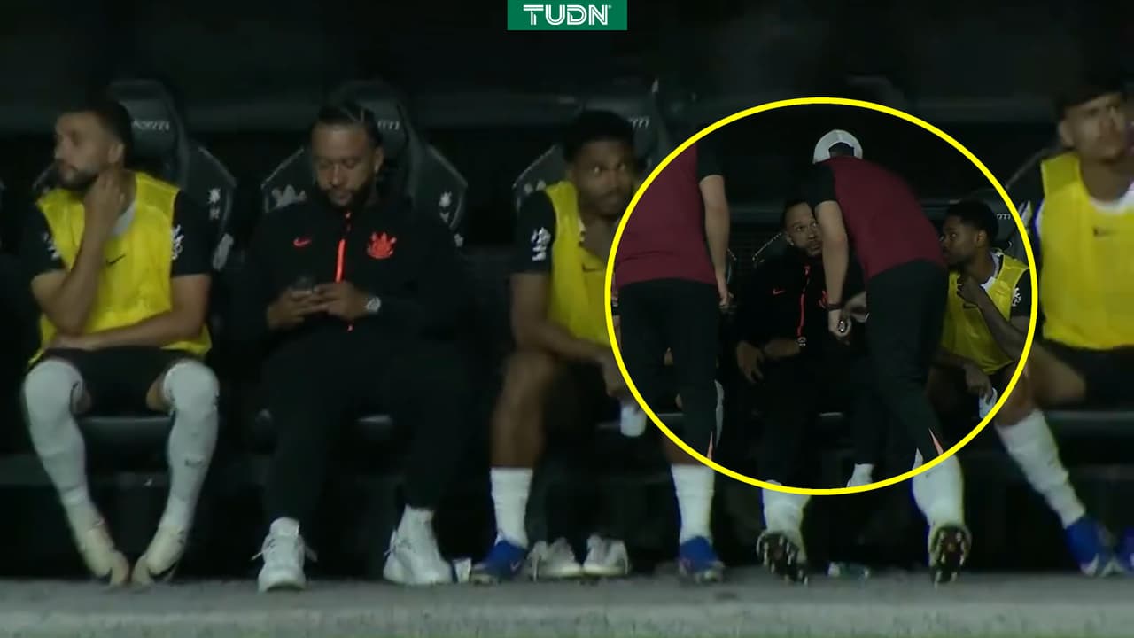 Memphis Depay genera polémica en Brasil por usar teléfono en la banca