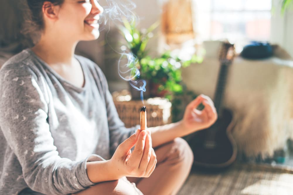 Puedes quemar palo santo, menta, limón o salvia blanca para ayudar a que tu hogar se convierta en un imán de buenas vibras. 
<br>