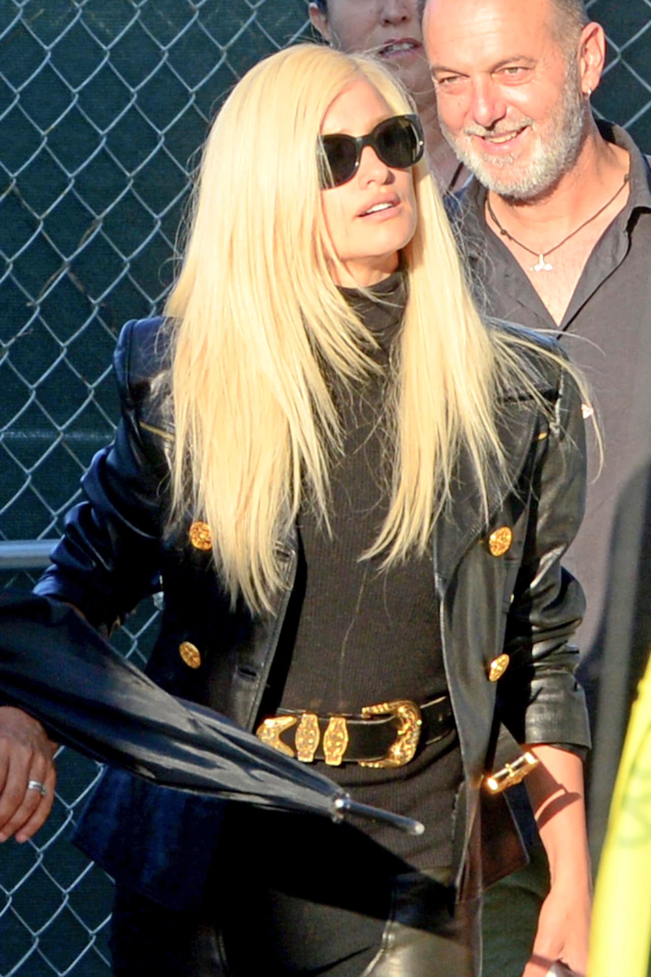 Penélope Cruz caracterizada como Donatella Versace, en sus primeras escenas para el programa 'Versace: American Crime Story'.