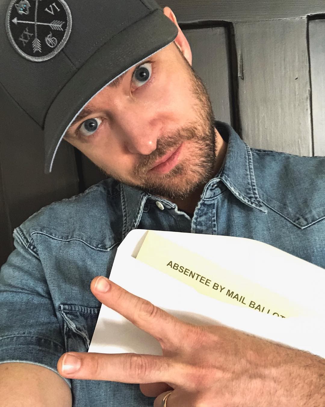 Daily Mail reportó que el intérprete de 'Mirrors' no portaba su anillo de casado cuando fue fotografiado junto a su compañera de película.