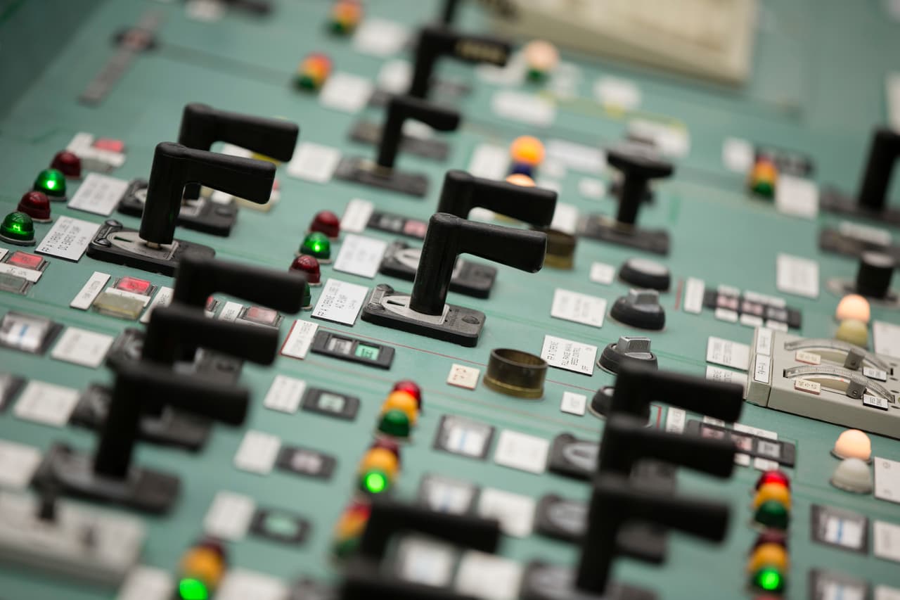 Un detalle de los controles de la planta, construida en 1974 a 10 millas de Harrisburg, la capital del estado. La aprobación de un paquete de aproximadamente 500 millones de dólares para Three Mile Island y otras cuatro plantas nucleares de Pennsylvania no progresó en el Senado estatal. El liderazgo republicano y gobernador Tom Wolf, demócrata y promotor de la energía limpia, no lograron un acuerdo.