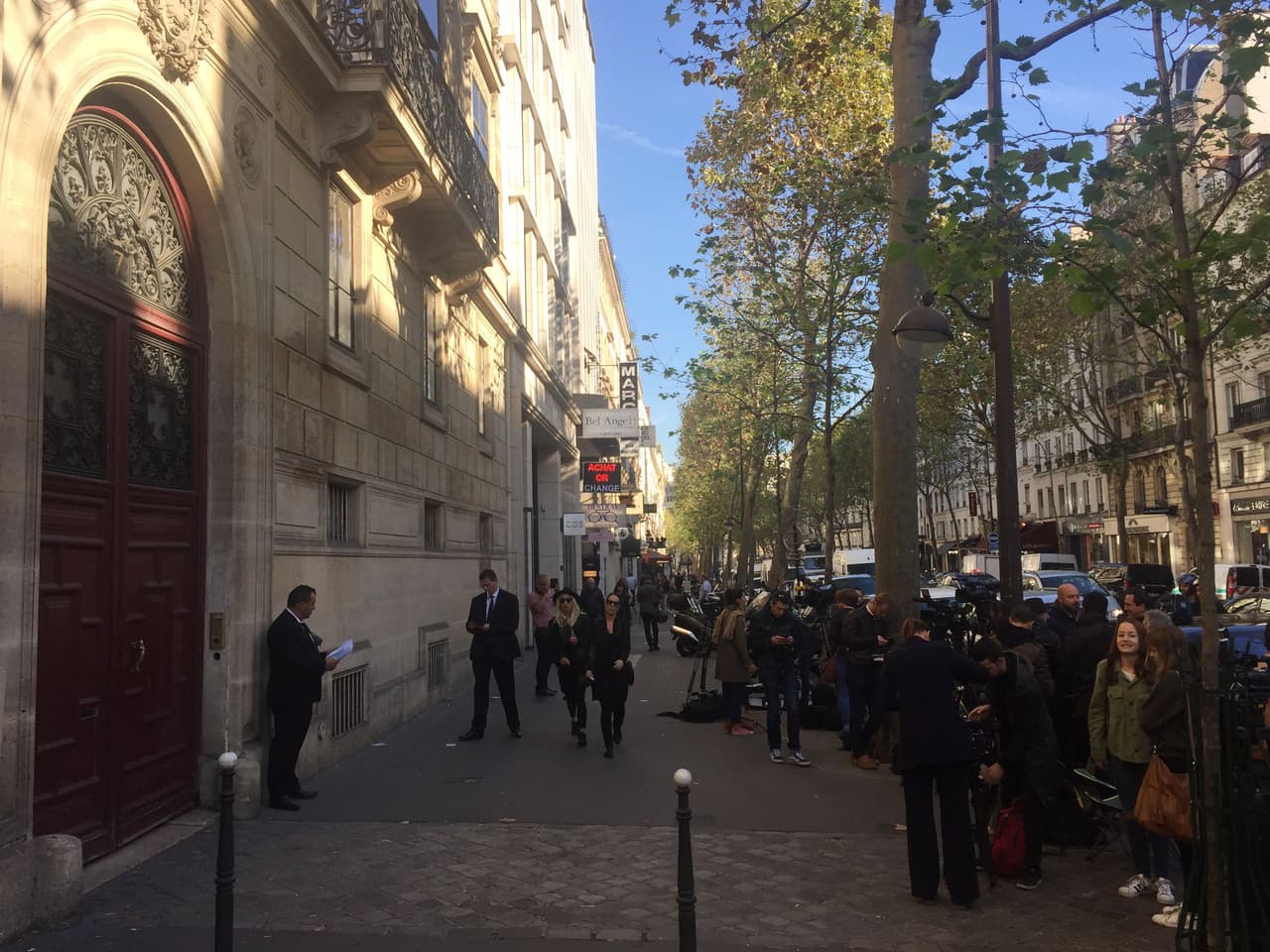 En el libro titulado 'J'ai Séquestré Kim Kardashian' ('Secuestré a Kim Kardashian'), Abbas describe supuestos detalles del crimen, incluidos los intentos de Kardashian de llamar al 911 para pedir ayuda, en lugar del número de emergencia de Francia, 112.