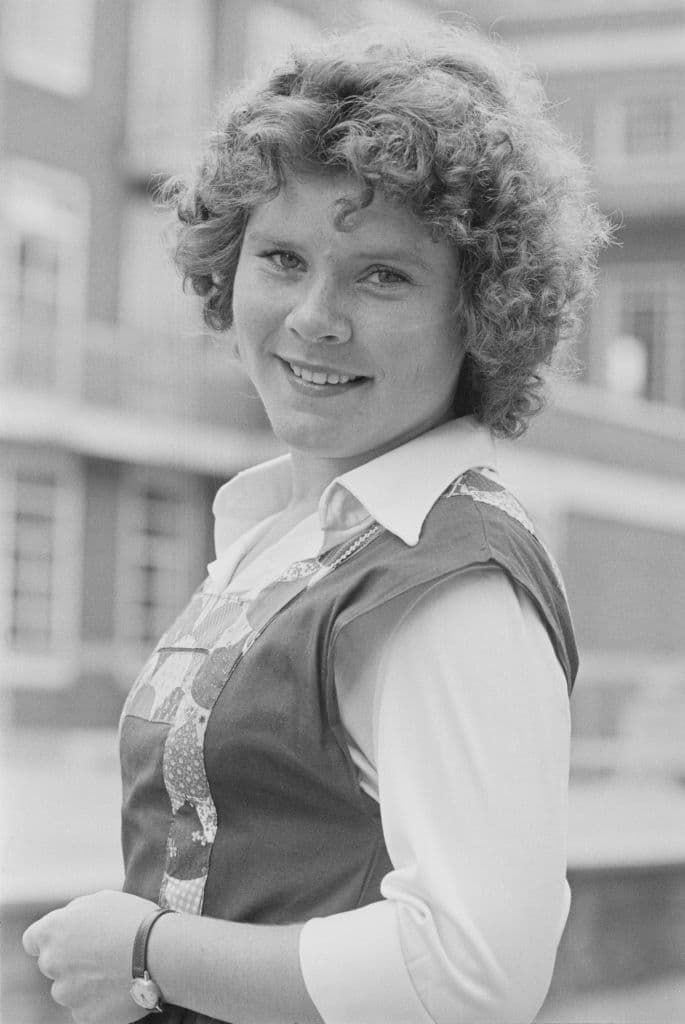 Imelda Staunton fue la actriz que le dio vida a dicha bruja en la cinta y poco ha cambiado desde que decidió ser actriz, y es que conserva el mismo cabello rizado y rasgos físicos.