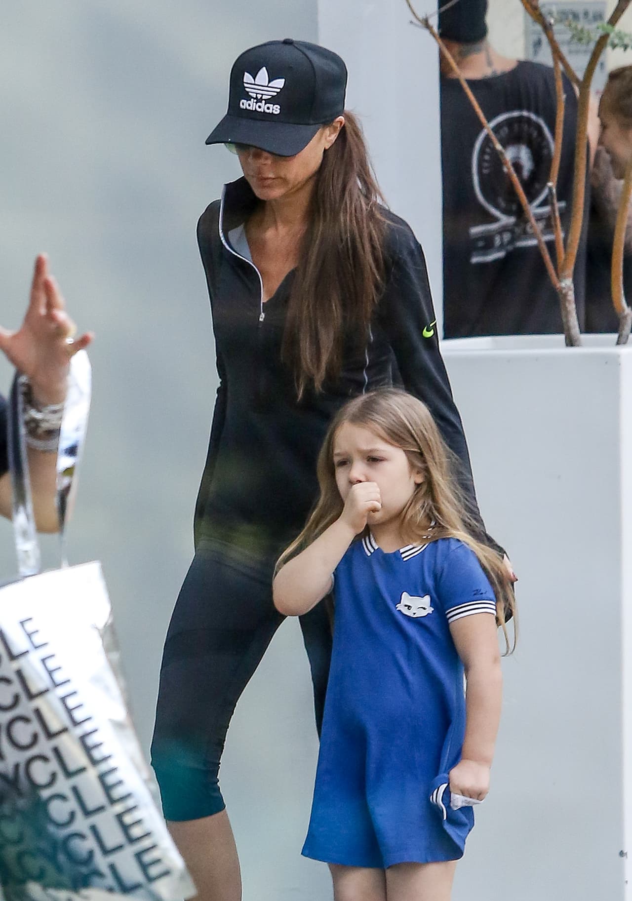 Aunque le ganó la timidez y se ocultó con su gorro.