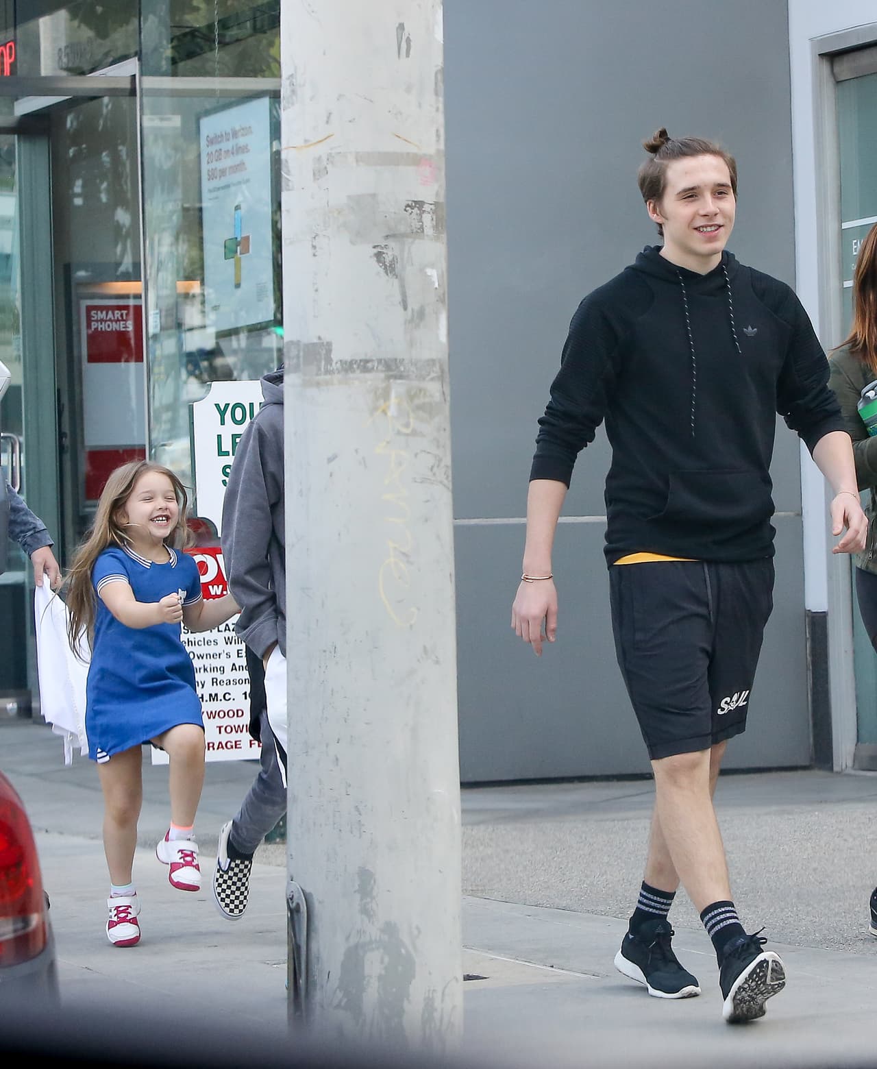 La pequeña quería alcanzar a sus hermanos mayores.