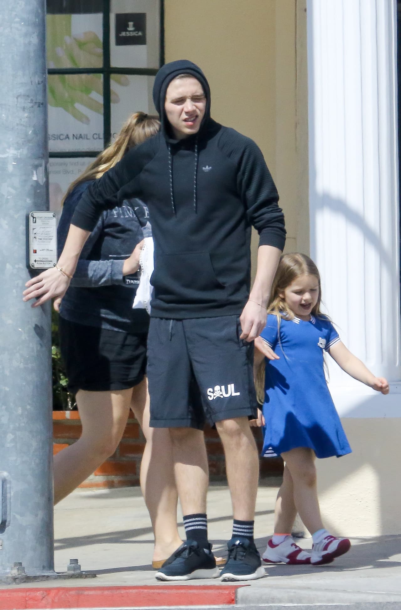 Brooklyn se aseguró en el semáforo que no pasara ningún coche.