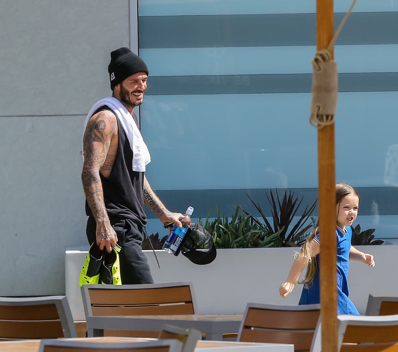 Aquí vemos persiguiendo a su hijita.