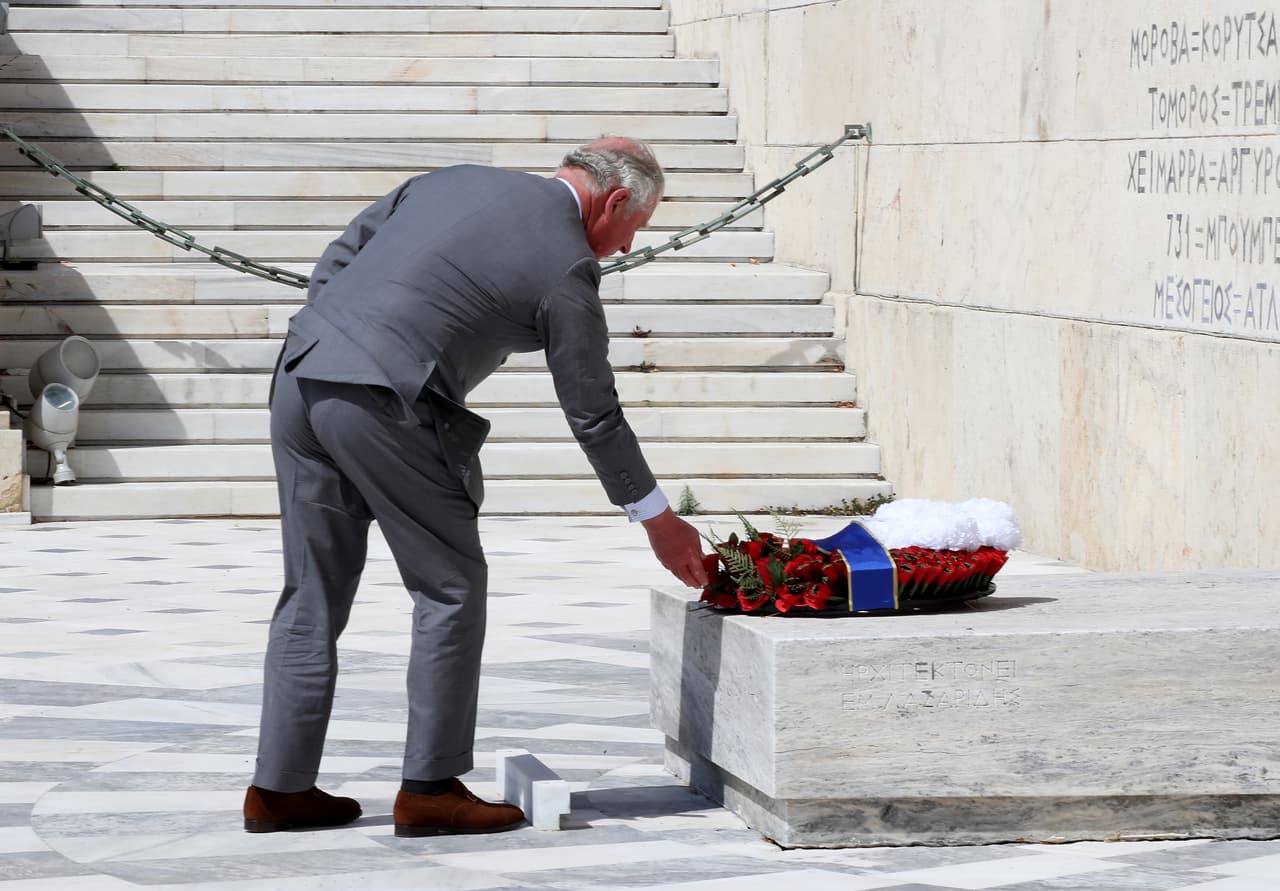 La visita de tres días a Grecia estuvo marcada por la sobriedad. Como parte de la jornada, el príncipe Carlos colocó una ofrenda floral en la Tumba del Soldado Desconocido, en Atenas.