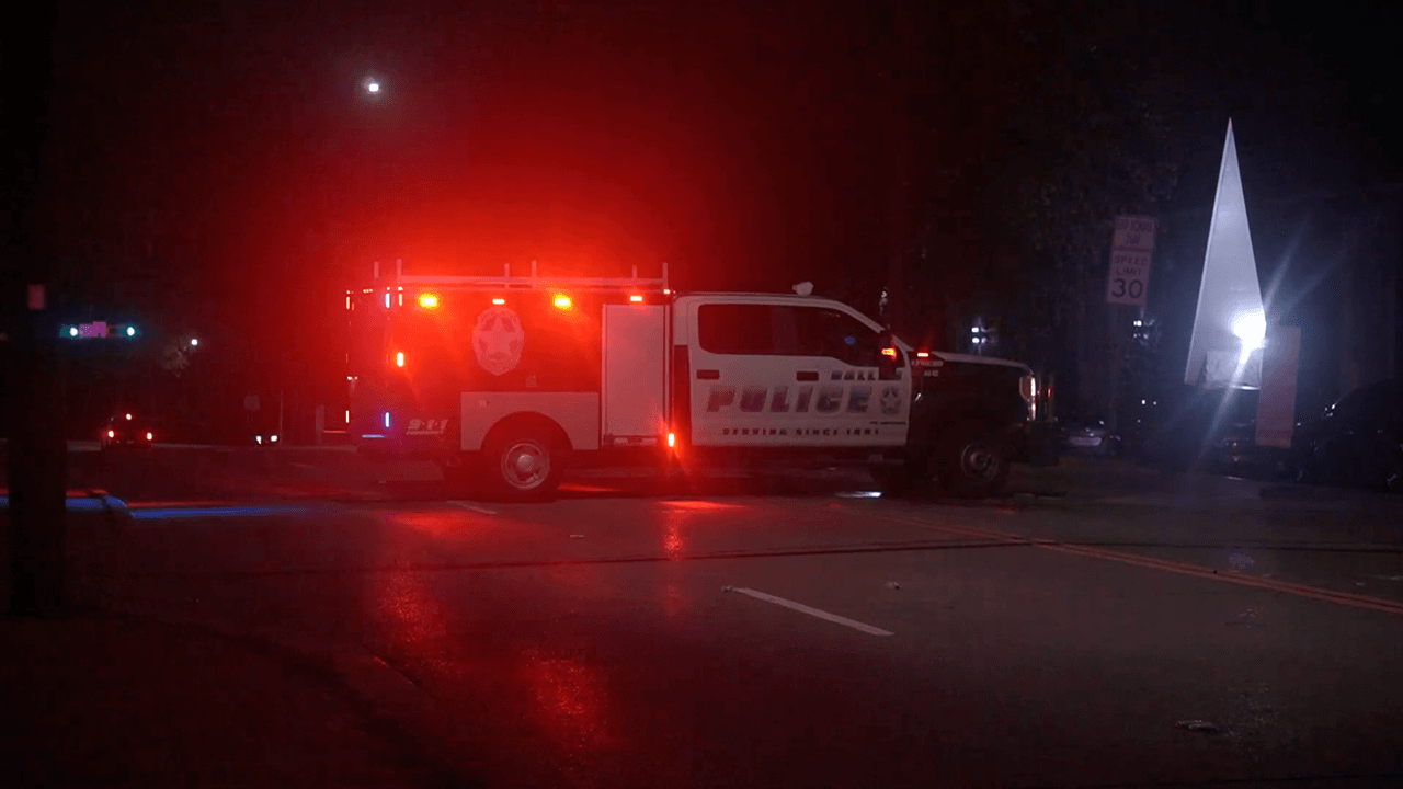 La policía de Dallas arribó a la escena, así como los bomberos y servicios de auxilio, indicó un testigo.