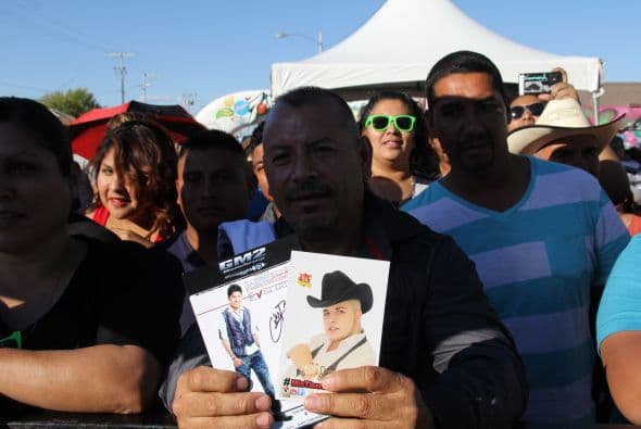 “ Los Canarios de Michoacán” pusieron a bailar a cientos de Arizoneneses en los Latin Grammy Street Parties en Phoenix, quienes no pudieron resistirse al carismático grupo de música regional mexicana, su sonido único del arpa y a sus conocidos sencillos. 