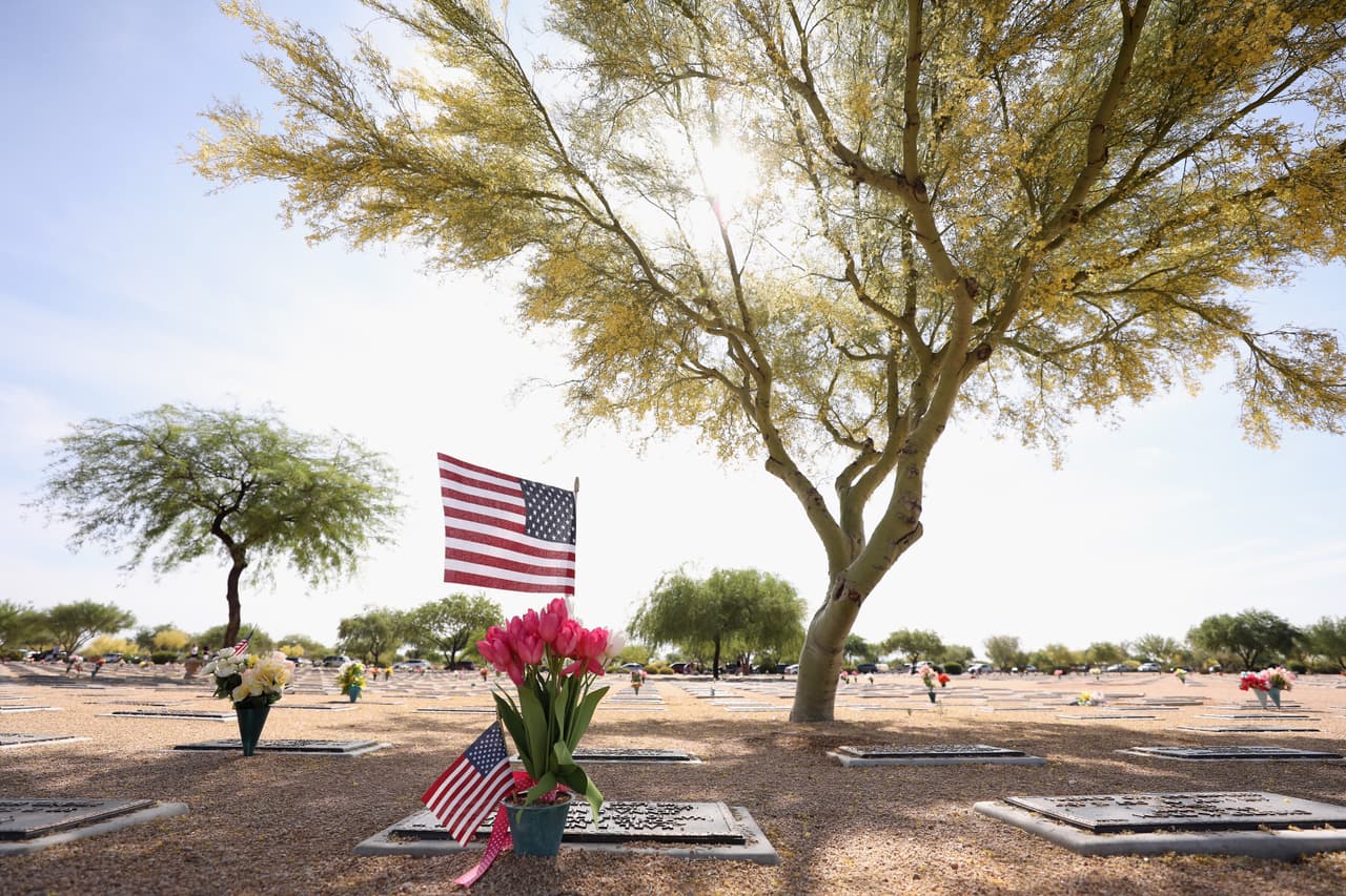 Los monumentos conmemorativos adornados con flores y banderas americanas se observaron en el 75 aniversario de la victoria.