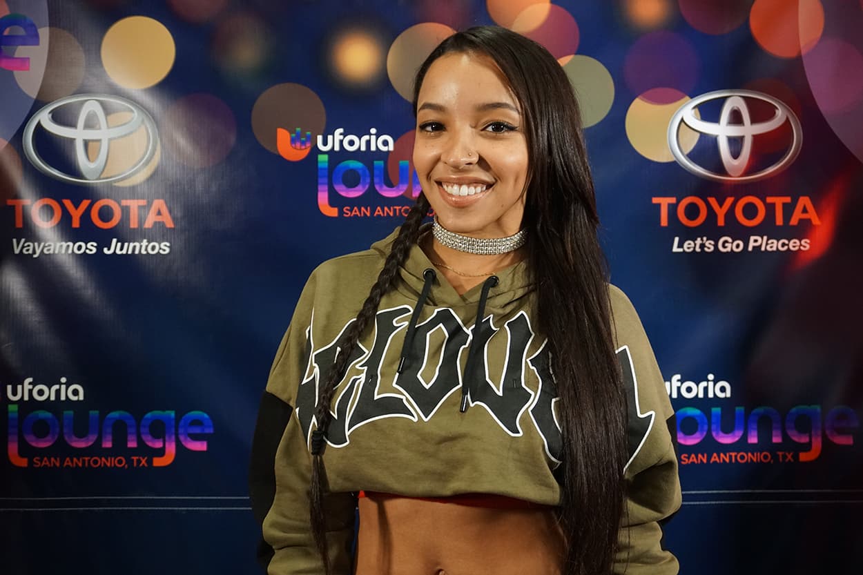 Tinashe stops by the Uforia Lounge for a quick acoustic session and a meet and greet.