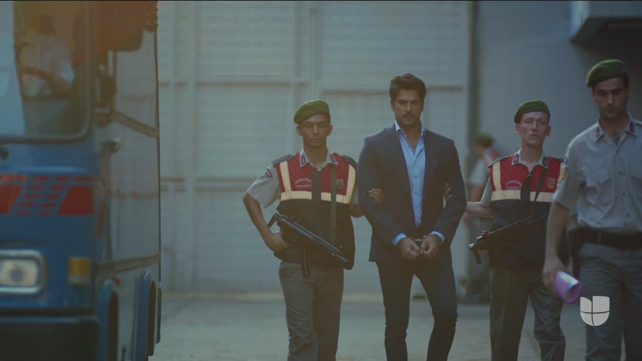 Así, el juez ordenó el encarcelamiento de Kemal mientras su juicio comienza y se reúnen pruebas y testigos.