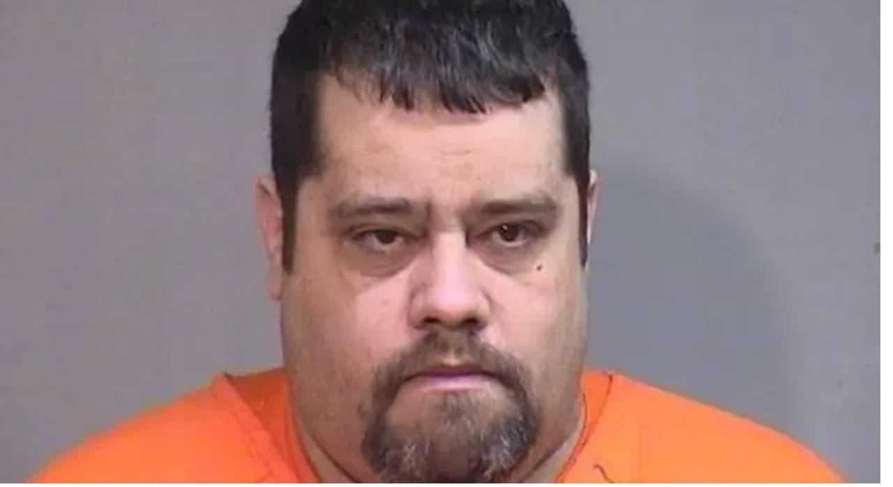 Detienen a Justin R. Griletz, lo acusan de posesión de pornografía infantil