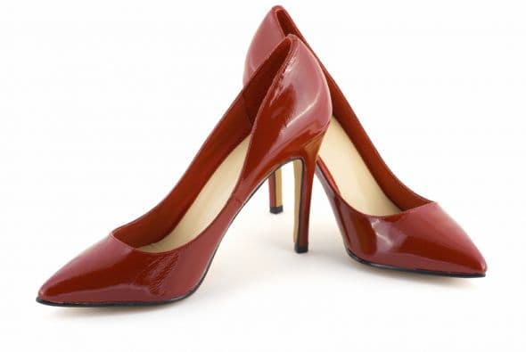 · La suela de las zapatillas es muy delgada y resbaladiza. Si se usan modelo con plataforma, la misma
<b> </b>se
<b> </b>podría
<b> atorar entre los pedales.</b>