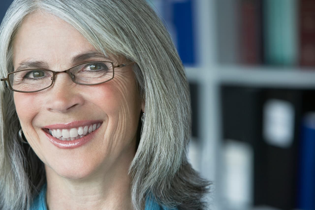 Mujer con canas sonriendo
