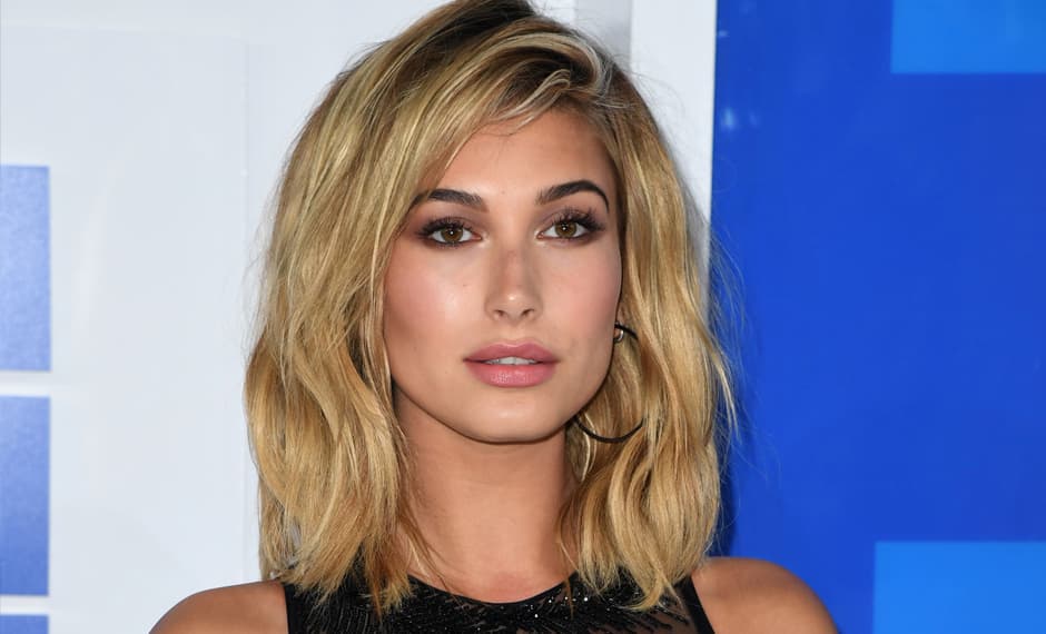 Otra que se ve espectacular con su corte lob es 
<a href="http://www.univision.com/estilo-de-vida/belleza/hailey-baldwin-tendra-su-propia-linea-de-maquillaje">Hailey Baldwin</a>. Lo llevó sin raya definida y con un ligera textura despeinada. Los tonos neutros dominaron su maquillaje. Las sombras marrones se apoderaron de sus párpados, mientras un color nude con toque rosado colorearon sus labios.