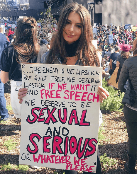 Sin embargo no todo es glamur en su vida, pues Emily también está muy activa en redes y en la vida real en causas sociales como el movimiento #MeToo y la Marcha de las Mujeres, como se vio en Washington DC.