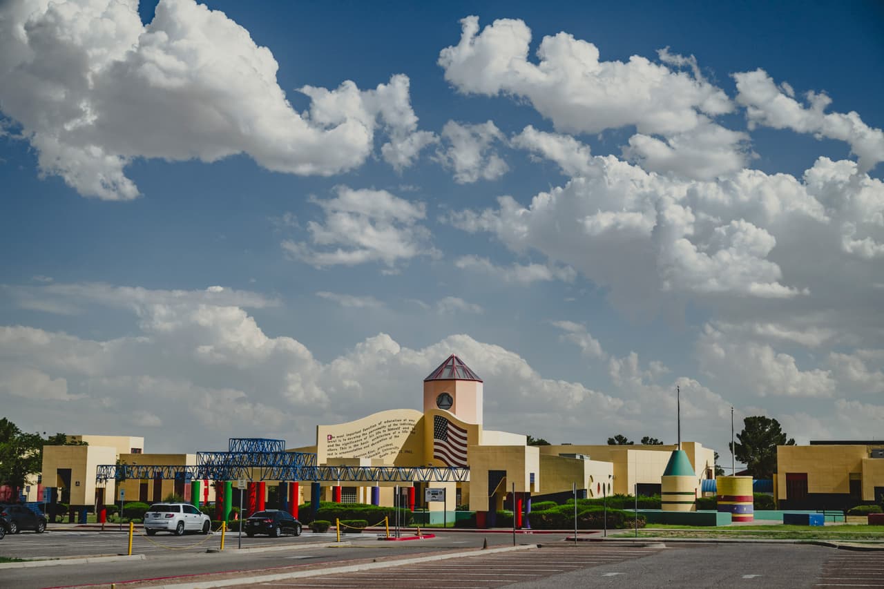 En la escuela primaria Whitaker, del Distrito Escolar Independiente de El Paso, un niño de 10 años fue acusado de agresión tras darle una patada a un subdirector.