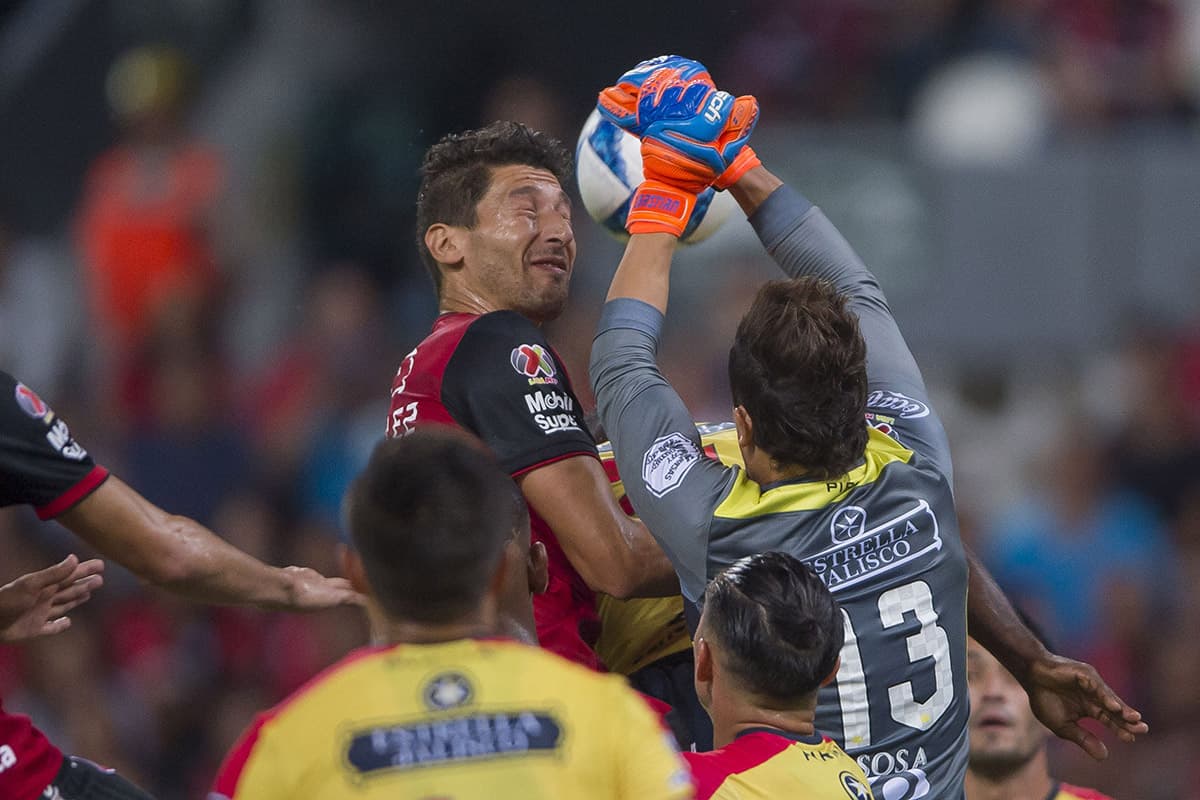Durante el juego de este viernes, el desempeño del arquero uruguayo Sebastián Sosa (derecha) fue clave para que Morelia conservara su ventaja de un gol.