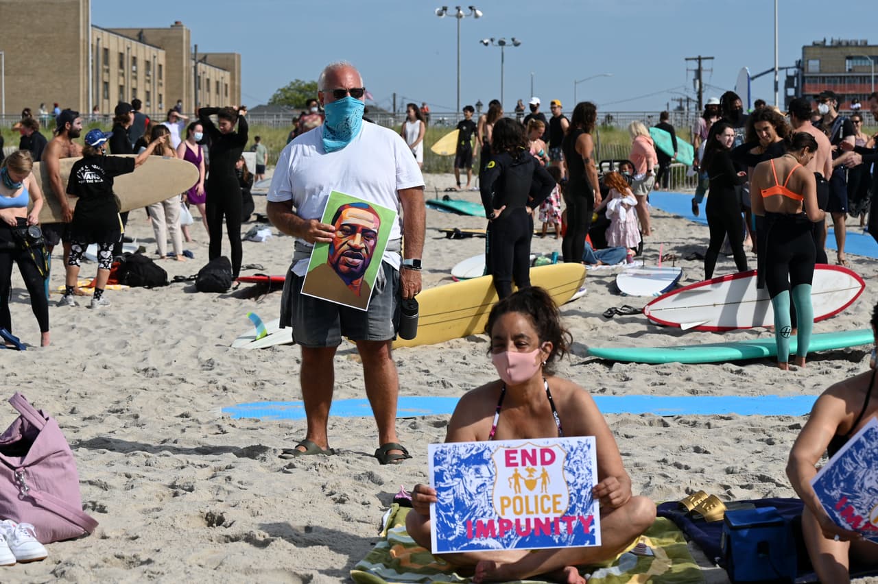 La muerte de George Floyd, un afroamericano que murió bajo la rodilla de un policía blanco de Minneapolis el 25 de mayo, ha generado una ola de protestas en todo el país y la demanda de reformas a los departamentos de policía.
